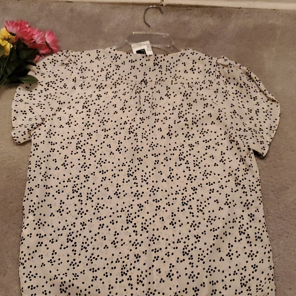 Black and White Blouse! - Picture 4 of 4